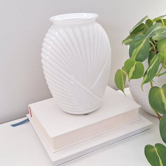 Vintage Art Deco White Glass Seashell Vase - Anchor Hocking - Picture 1 of 2